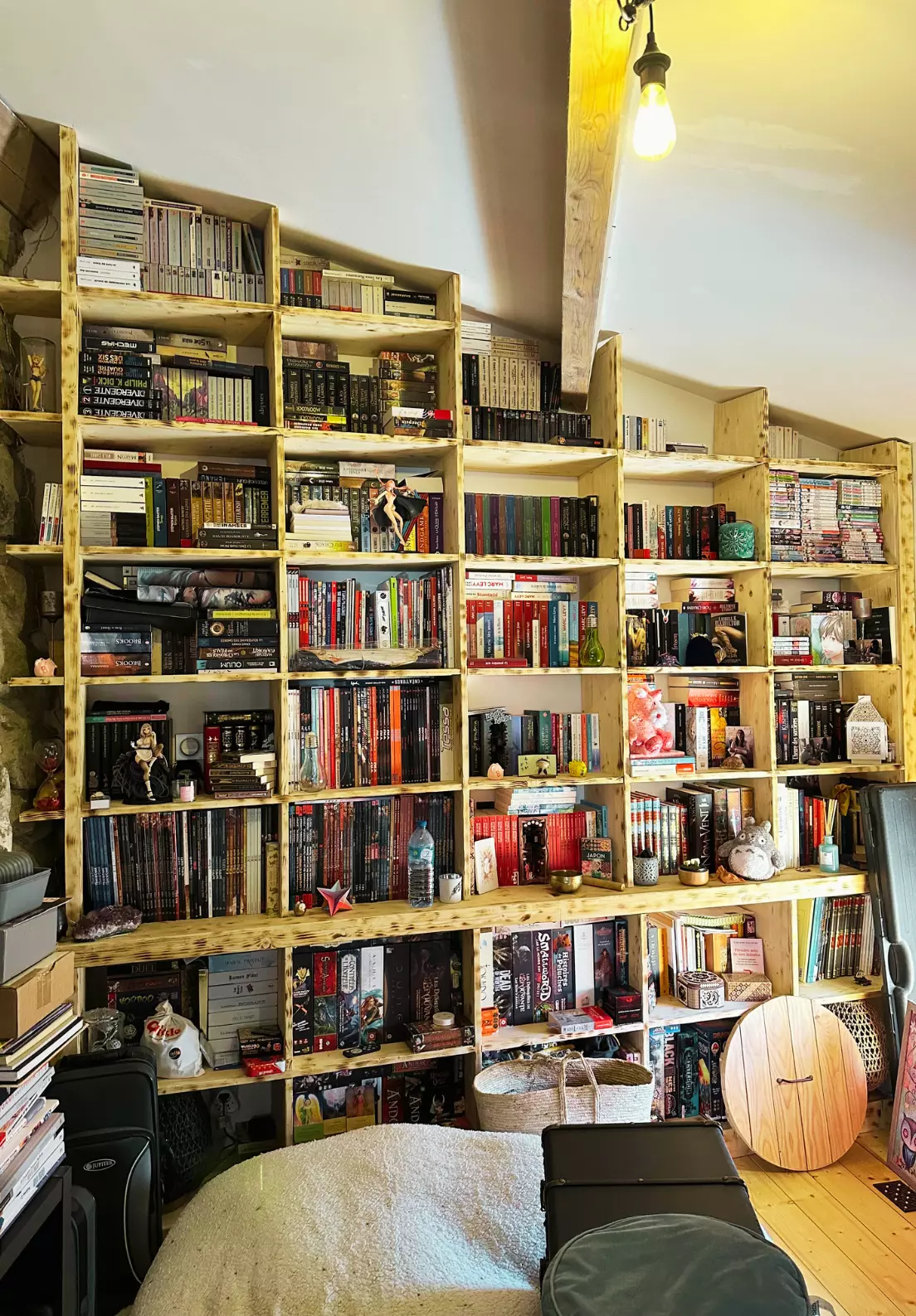 Création d'une bibliothèque en pin effet brulé à Molière sur Cèze près de Saint Ambroix Création d'une bibliothèque en pin effet brulé à Molière sur Cèze près de Saint Ambroix