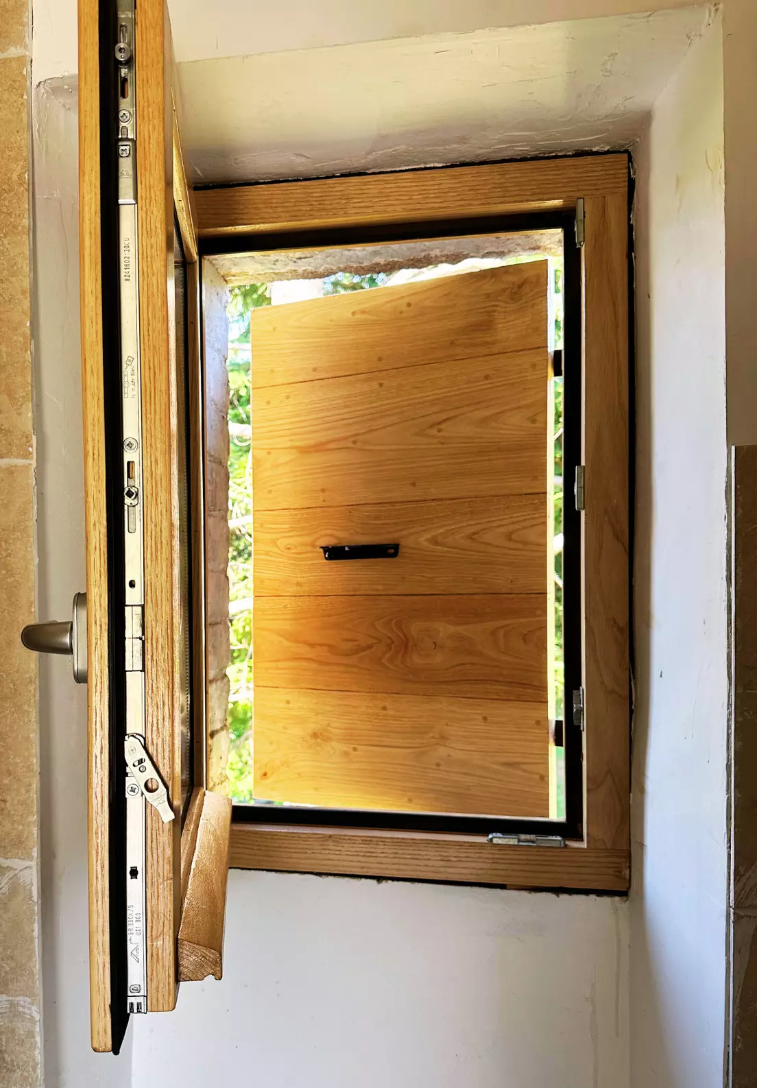fabrication dans notre atelier d'une fenêtre et volet en châtaignier à Chambeaurigaud dans le Gard fabrication dans notre atelier d'une fenêtre et volet en châtaignier à Chambeaurigaud dans le Gard