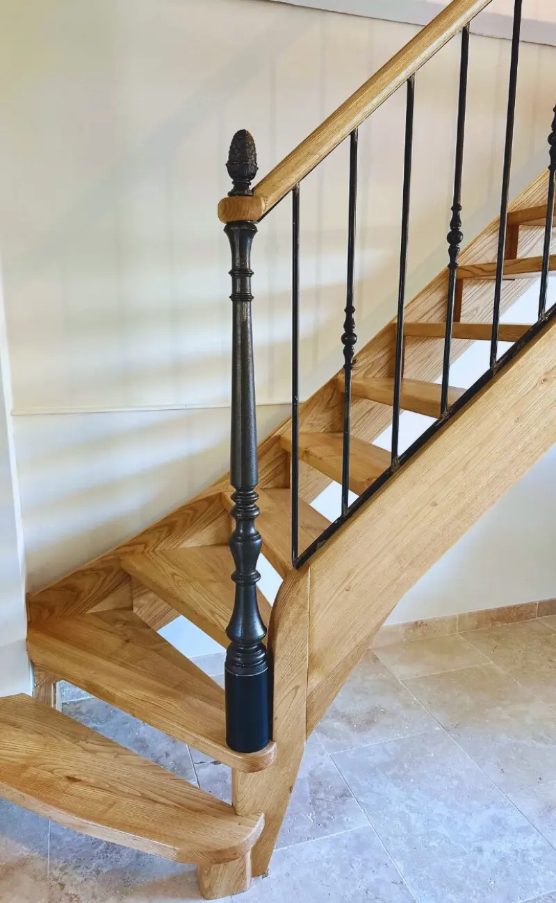 Escalier en châtaignier vitrifié incolore Nîmes, garde corps en métal avec main courante en châtaignier