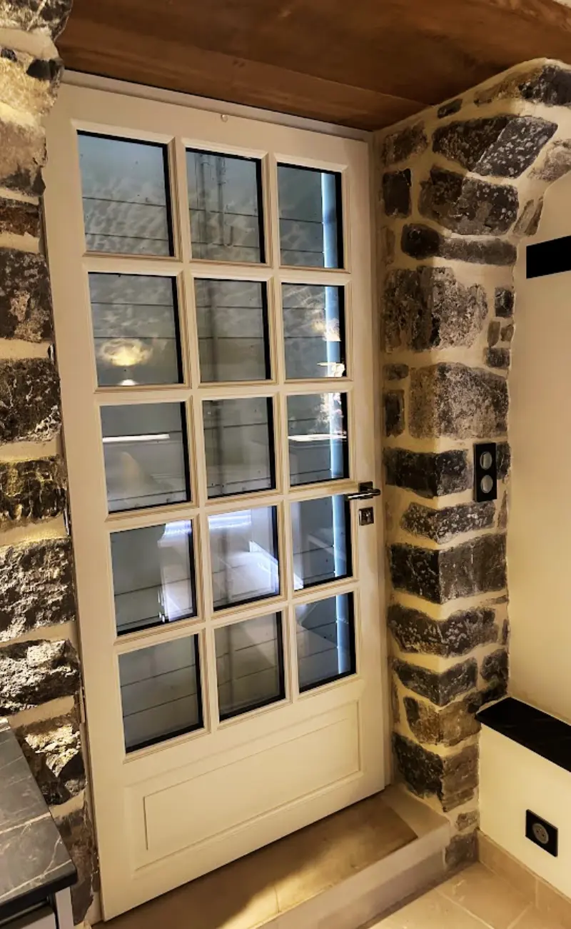 Fabrication d'une porte vitrée à petits bois, à St Brès près de St Ambroix