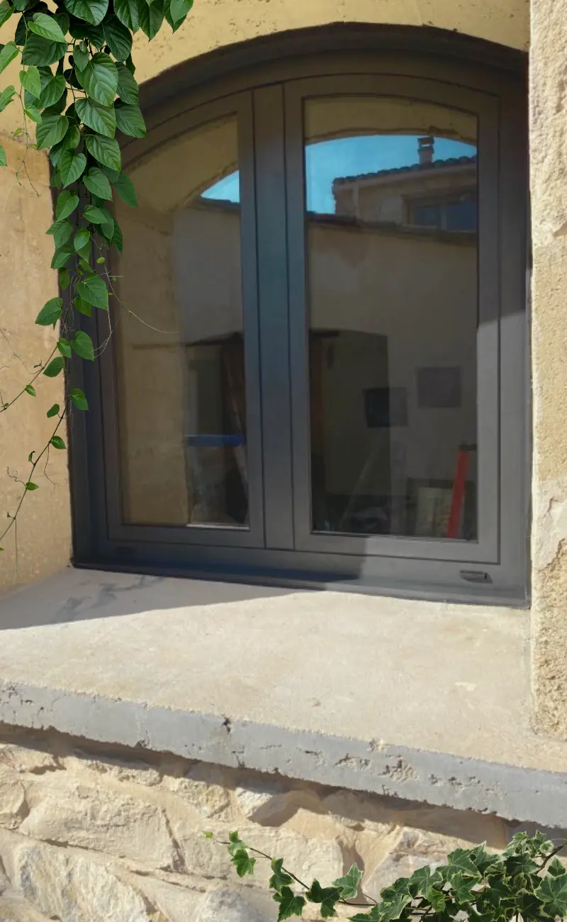 Fenêtre en alu anthracite cintrée à Uchaud près de Nîmes