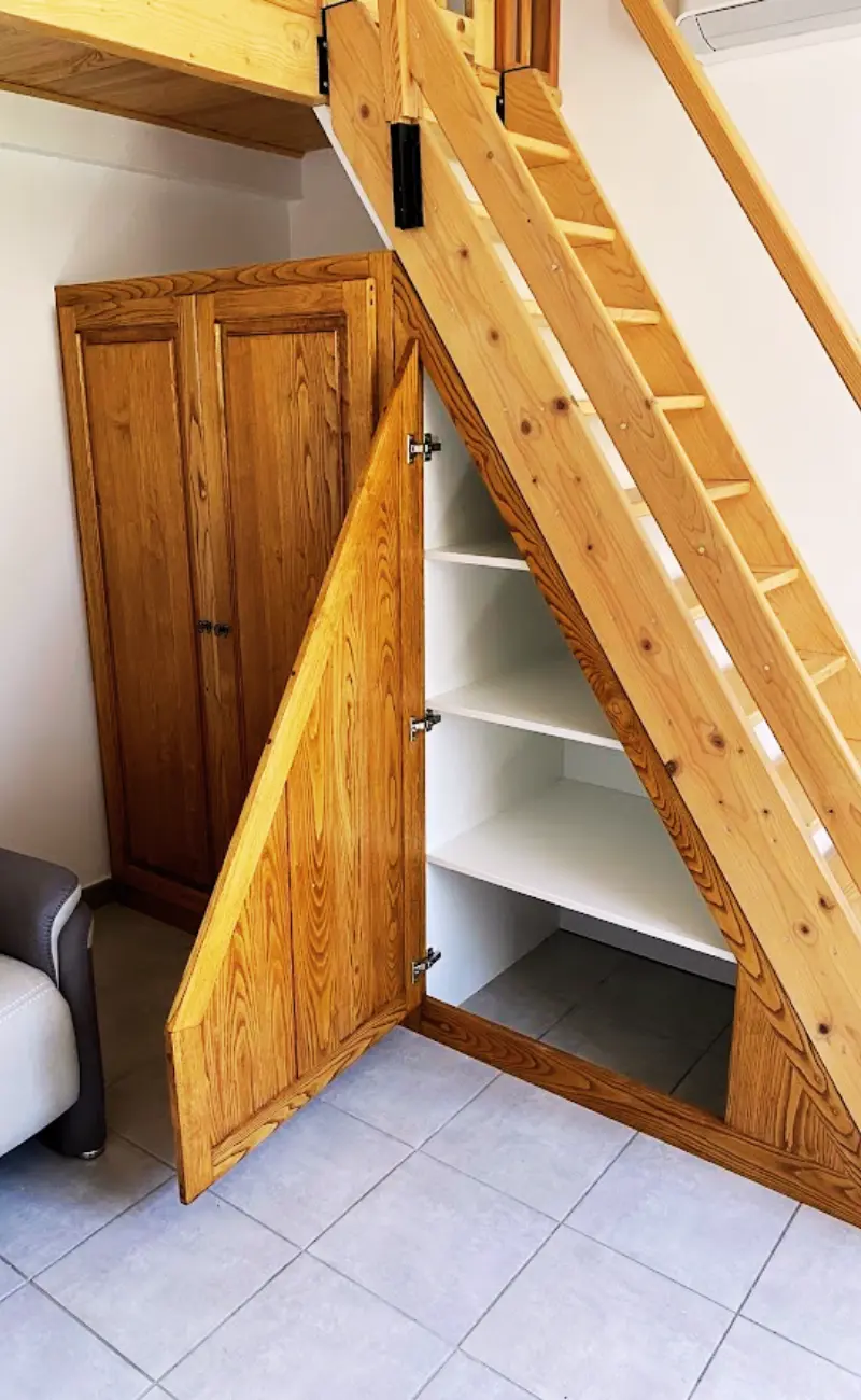 Fabrication dans notre atelier d'un placard en châtaignier aménagé sous escalier à Alès