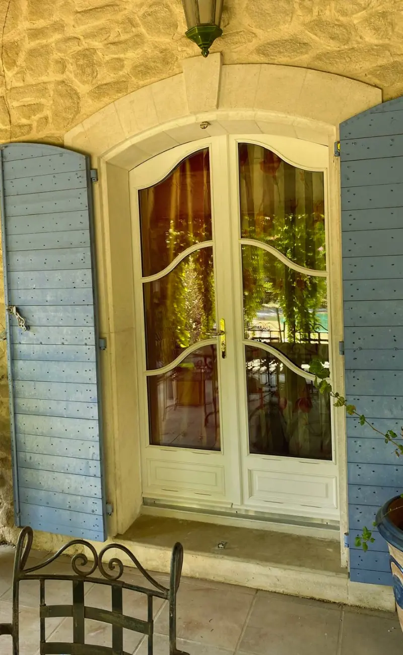 Porte-fenêtre en bois, petits bois collés forme chapeau de gendarme