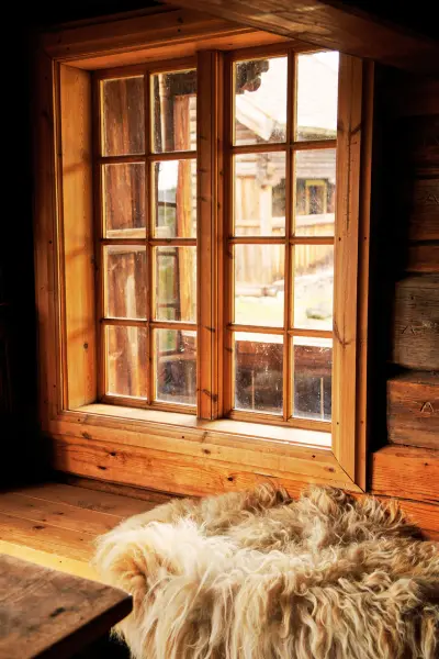 Fenêtre en bois à carreaux