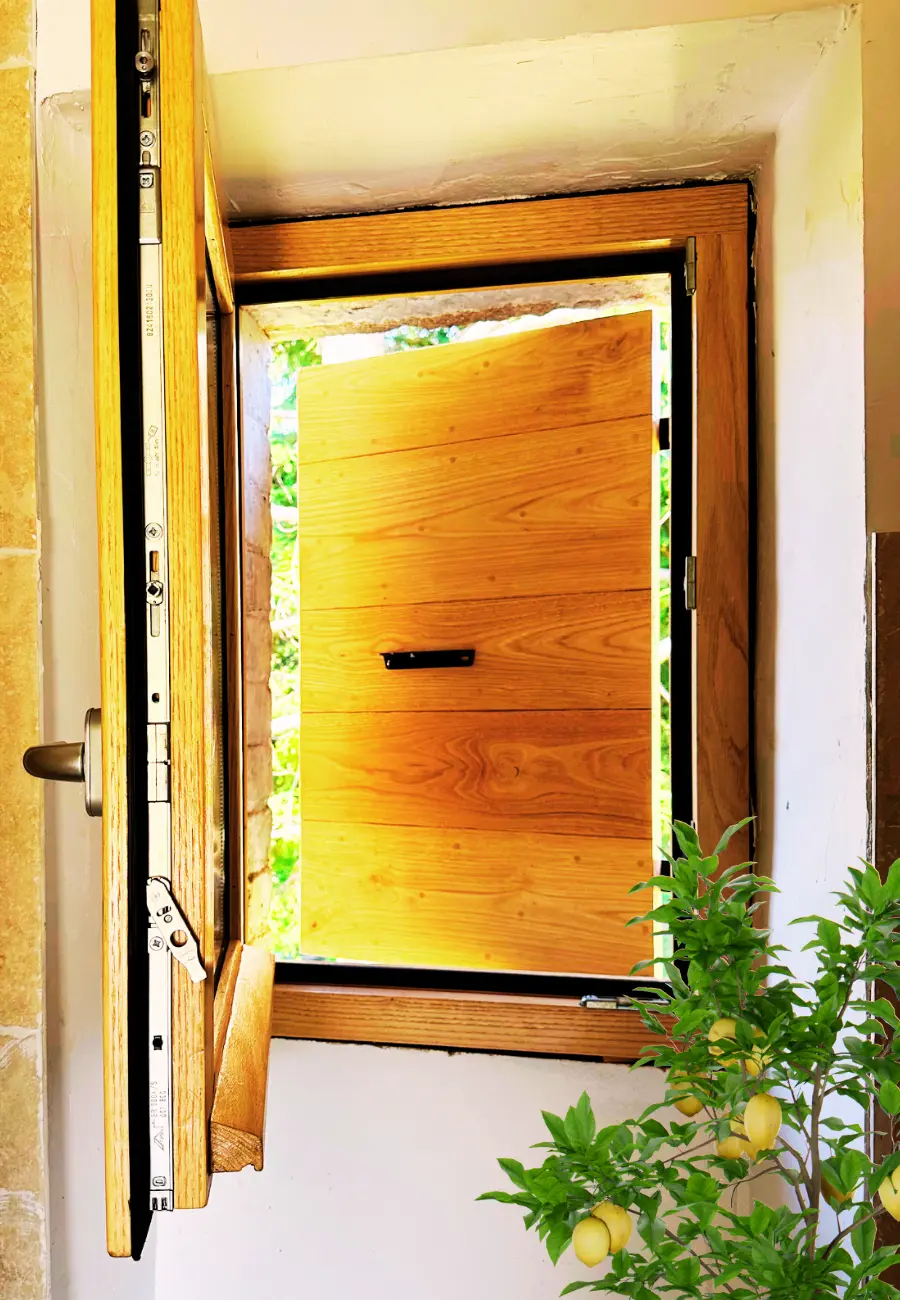 Fenêtre et volets en bois de châtaignier dans le Gard