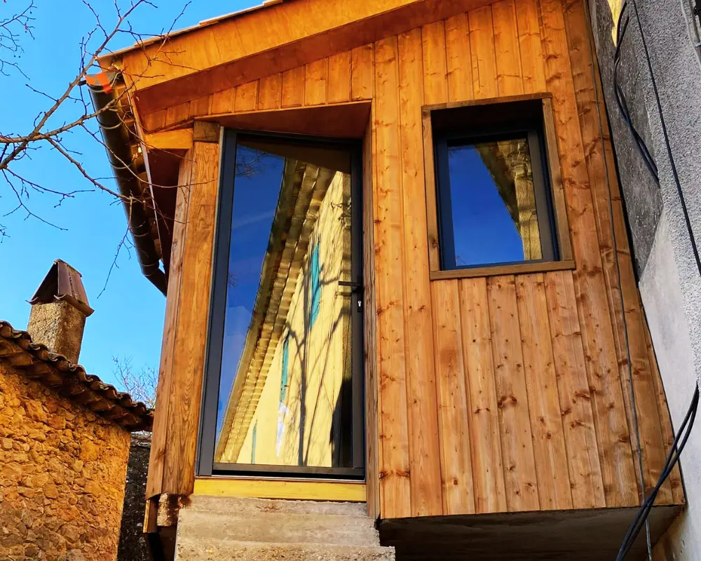 Fermeture de terrasse à Monoblet, structure en bois, menuiseries en aluminium gris anthracite