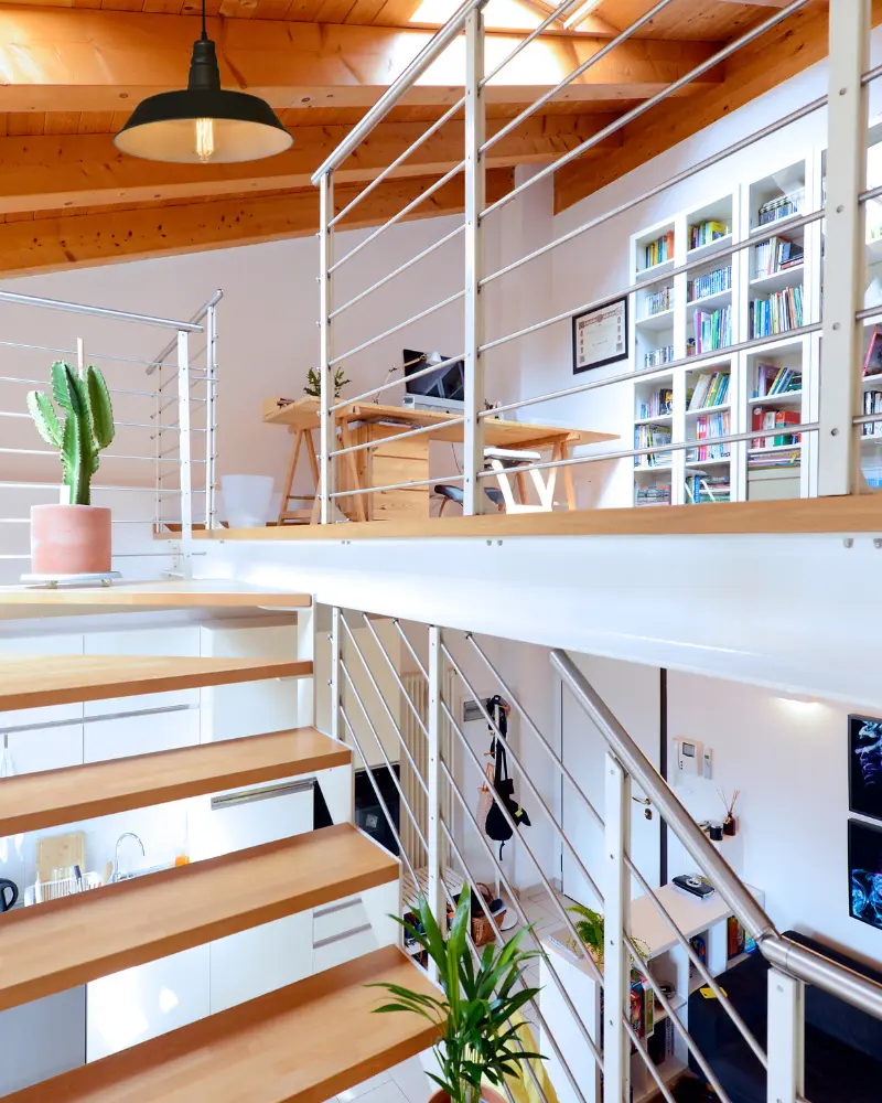 Intérieur maison escalier bois