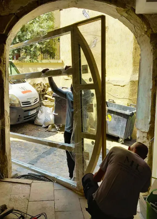 Menuiserie artisanale Fabrication et pose d'une porte cintrée