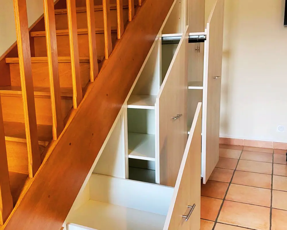 Placard en châtaignier sous escalier