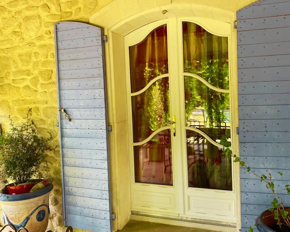 Porte fenêtre cintrée en bois en forme et moulurée