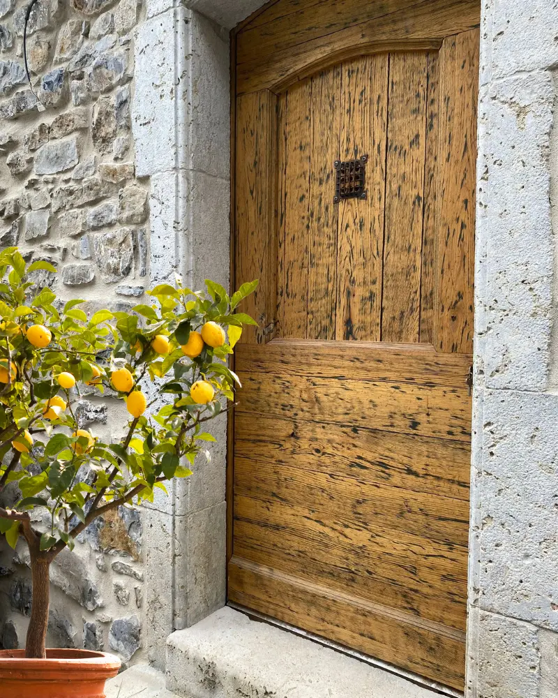 Porte sur mesure en châtaignier vieilli