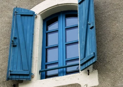 Fenêtre à deux vantaux en bois finition peinte bleue à St Sébastien d'Aigrefeuille Gard