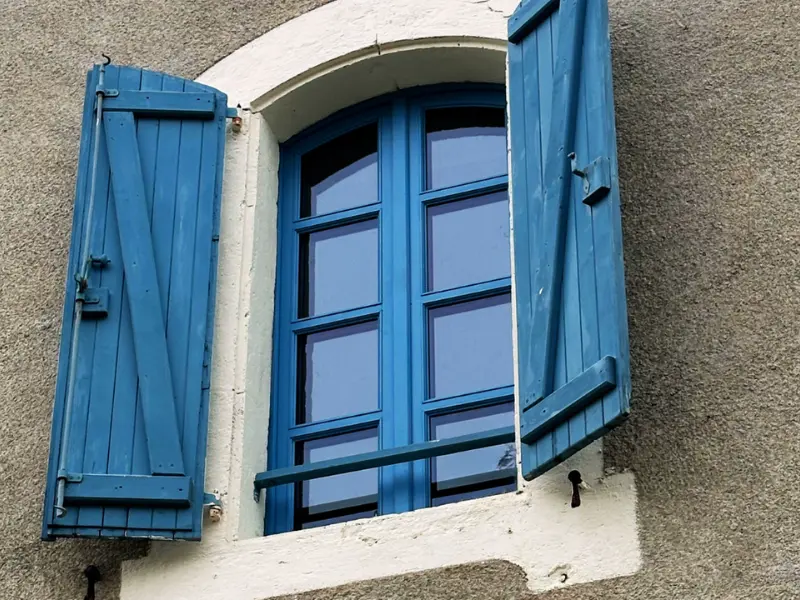 Fenêtre à deux vantaux en bois finition peinte bleue à St Sébastien d'Aigrefeuille Gard
