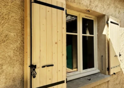 Fenêtre à deux vantaux et volets battants en bois à peindre