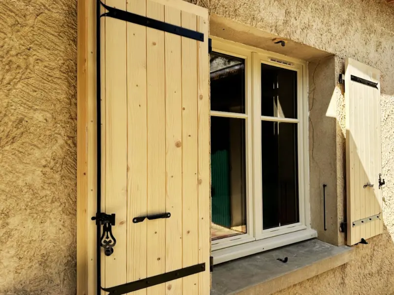 Fenêtre à deux vantaux et volets battants en bois à peindre 