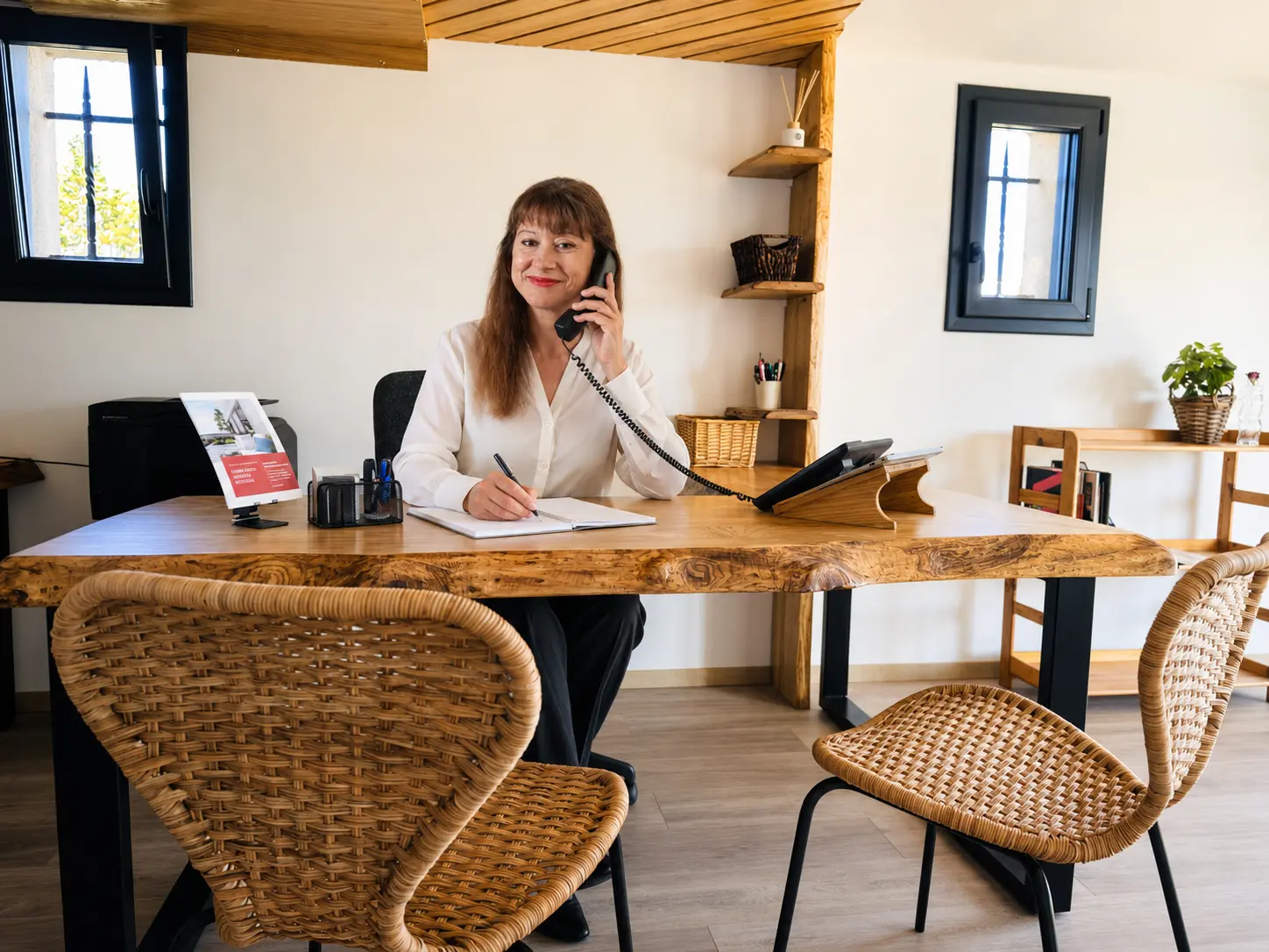 Nicole, gérante MHC au bureau à Alès