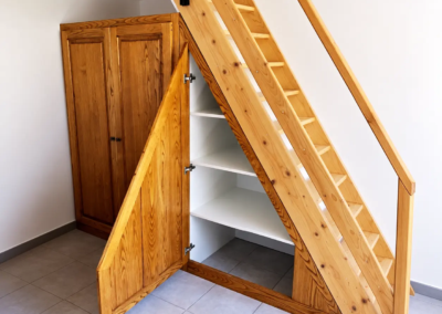Placard en châtaignier, aménagé sur mesure sous escalier à Alès